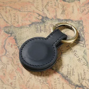 Vista dettagliata della clip magnetica in pelle, pregiato cuoio bovino con anello in metallo.