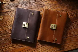 Detaillierte Nahaufnahme von Vintage Echtleder Notizbuchern mit stilvollem Zahlenschloss.