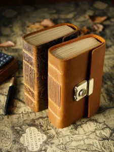 Handgefertigtes Echtleder Tagebuch Notizbuch Detailansicht mit Vintage Schloss und Struktur.