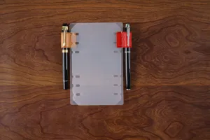Transparante PP agendaverdeler met lederen penlus, mat bladkenmerking voor planner en notitieboek.