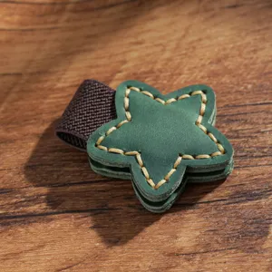 Segnalibro magnetico in vera pelle cavallo pazzo stella verde portapenna dettaglio.
