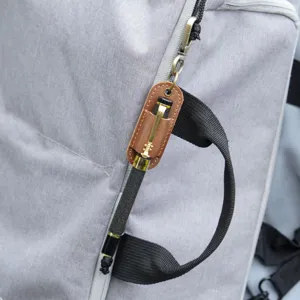 Nahaufnahme des echten Leder-EinzelschreibgerätesHalter mit Metallhaken an der Tasche.