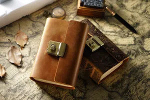Detailansicht handgemachter Vintage Leder Notizbuch mit Metallschloss und Retro Landkarte.