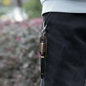 Detailansicht des Leder-Stifthalters, tragbare Rindsleder Füllfederhalter Schutzhülle am Gürtel.