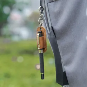 Nahaufnahme des tragbaren Stifteetuis aus Leder mit Metallhaken am Rucksack hängend.