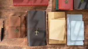 Vintage Echtleder Reise Notizbuch Journal mit Metallanhanger und nachfullbaren Einlagen