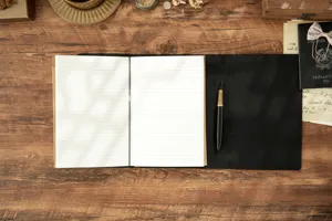 Vintage Echtleder Reise Notizbuch mit liniertem Papier und Füllfederhalter für Tagebuch.
