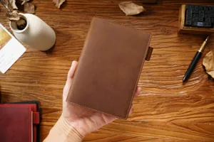 Detailaufnahme des Rindsleder Planer Umschlags, brauner Notizbuchschutz mit Stiftschlaufe.
