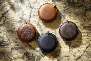Handgefertigtes Mini-Maßband aus Büffelleder, Vintage Tragbares Nähwerkzeug mit Anhänger.