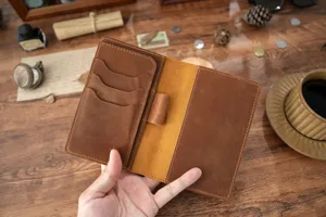 Handgemachte Vintage Rindsleder Notizbuchhülle Detailansicht, robustes Reisedokumentasetui.