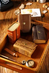 Détail de carnet de poche en cuir fait main vintage, beau journal intime rétro pour cadeau.