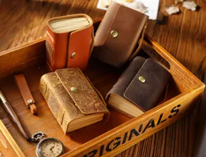 Détail de carnet de poche en cuir rétro, journal fait main avec bouton pression.