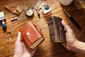 Mini carnet de poche en cuir vintage fait main avec fermeture à pression métallique pour notes.