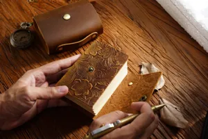 Carnet de notes en cuir gaufré vintage fait main, journal de poche portable pour l'écriture.