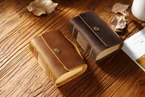 Carnet de poche en cuir veritable vintage fait main avec fermeture a bouton-pression style retro.