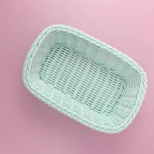 Gros plan détaillé du panier de rangement en plastique tressé, couleur vert menthe doux.