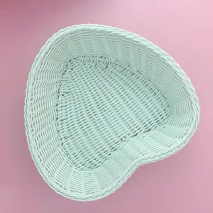 Panier de rangement en plastique tressé vert menthe en forme de cœur vue détaillée.