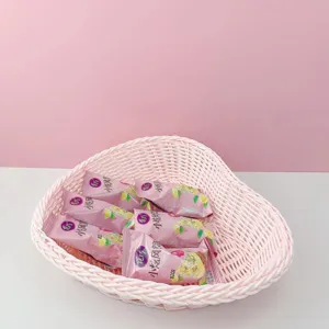 Panier de rangement de bureau en plastique tissé rose macaron en forme de cœur, accessoire photo.
