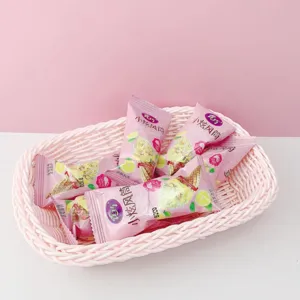 Panier de rangement tressé en plastique rose macaron, idéal pour le bureau et les accessoires photo.