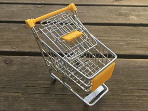 Mini metalen winkelwagen detail, perfecte bureau opbergorganizer en creatieve servies display.