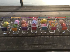 Close-up van schattige mini winkelwagens netjes op houten tafel met diverse rekwisieten.