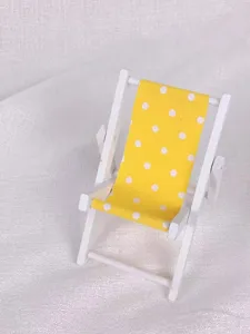 Miniatur gelber gepunkteter Holzstrandstuhl Handyhalter Detail, süße Schreibtisch Deko.