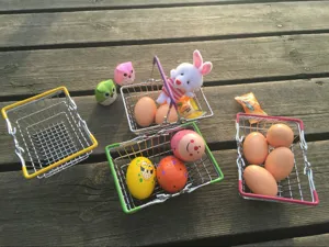Detail van miniatuur metalen boodschappenmand met creatieve opslag en schattige rekwisieten.