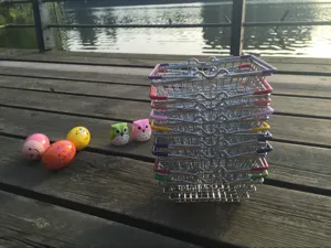 Mini metalen winkelmandje desktop opslag voor creatieve snacks en make-up sponzen.