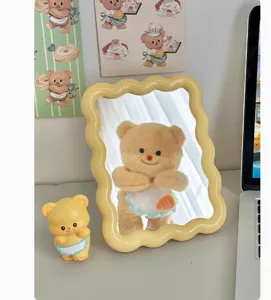 Espejo de maquillaje de escritorio ondulado lindo para dormitorio o la oficina.
