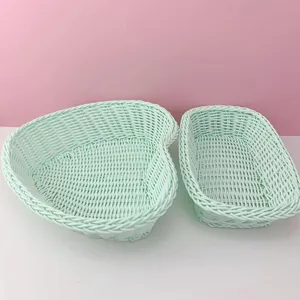Panier de rangement tisse en plastique vert menthe, en forme de coeur et rectangulaire.