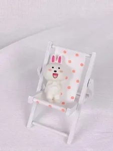 Miniatur Holzstrandkorb mit einer süßen Cartoon-Hasenfigur, schöne Detailansicht.