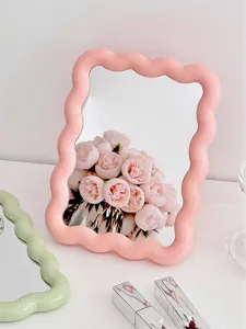 Bonito espejo de maquillaje ondulado estético para escritorio, decoración rosa.