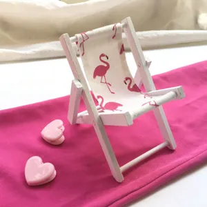 Mini Holz Strandstuhl Handyhalter mit niedlichem Flamingo Muster Stoff, perfekte rosa Deko.