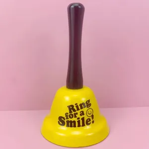 Campana de mano amarilla con mango marrón e impresión, timbre de escritorio para clases.