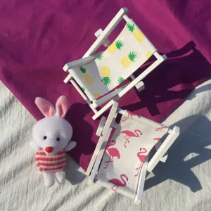 Mini Holz Strandstuhl Handyhalter mit niedlichem Flamingo und Ananas Muster Design.
