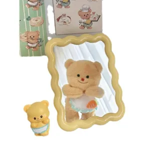 Espejo de maquillaje de escritorio ondulado con adorable oso, ideal para decoración de dormitorio.