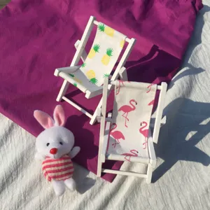 Mini holz strandstuehle mit flamingo und ananas muster, schöner handyhalter und dekoration.