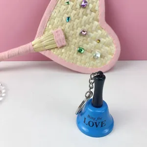 Llavero de campana en miniatura azul con mango negro y texto decorativo elegante.