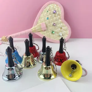 Mini campana de mano novedad llavero con mango negro y campana de metal colorido, divertido.