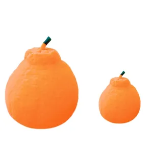 Detailansicht des dekomprimierenden weichen Orangenhub-Quetschspielzeugs mit Textur.