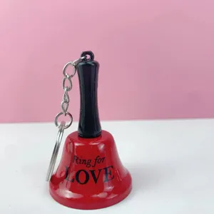 Mini llavero de campana de mano roja con texto de amor, colgante de metal para bolso.