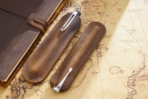 Vintage Leder Federmäppchen Detailaufnahme, echtes Rindsleder Stiftetui Handwerkskunst.