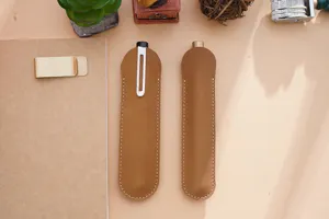 Detailansicht der echten Leder Stifthülle, handgemachte Retro Federtasche für Büro und Schule.