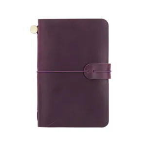 Cuaderno de viaje de cuero morado oscuro vista detallada, diario vintage hecho a mano con elástico.