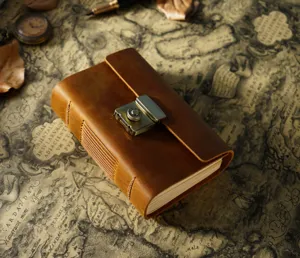 Vintage handgemachtes echtes Leder Tagebuch Notizbuch mit Metallschloss Detailaufnahme.