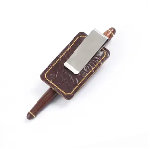 Handgemachte geprägte Leder-Stiftehalter mit Edelstahl-Clip und Holzstift für Notizbücher.