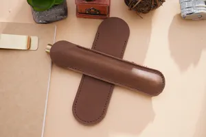 Handgefertigte braune Leder-Stifthülle im schönen Retro-Design mit feinen Ziernähten.