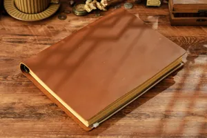 Quaderno con rilegatura ad anelli in pelle marrone vintage dettaglio vista presentazione