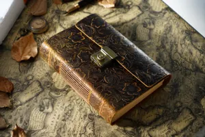 Detailaufnahme des vintage gepraegten Lederjournals mit Metallschloss auf Retro Landkarte.