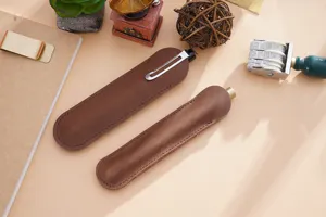 Nahaufnahme des handgemachten braunen Leder-Stifteetuis, vintage Schreibwaren-Zubehör.